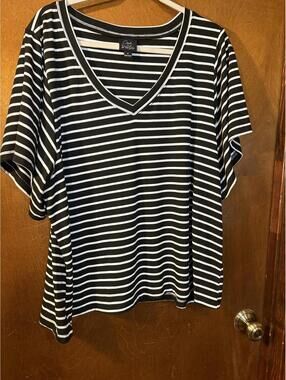 Oak & Trellis Black and White Striped V-Neck Shirt 1X